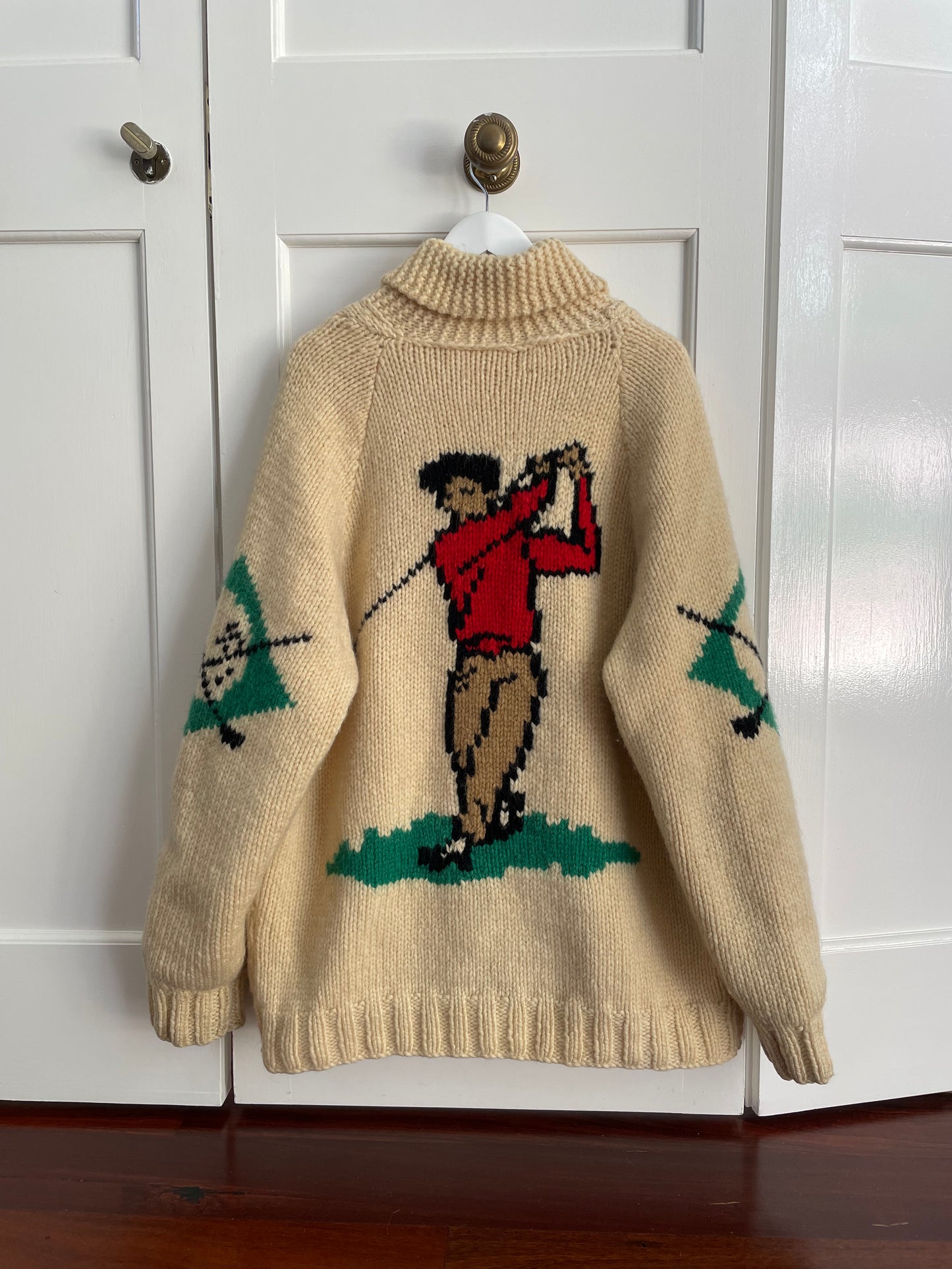 Rare vintage 60s ivory Cowichan hand knit wool cardigan sweater with golf motifs. 